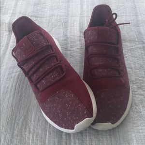Adidas dark red training sneaker